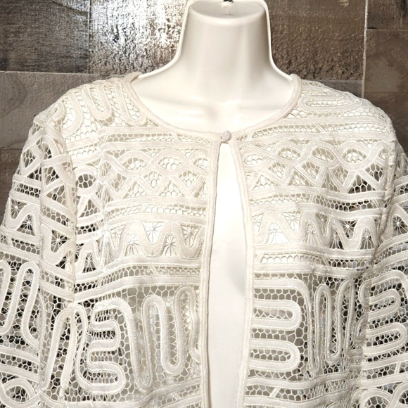 NEW BCBGMAXAZRIA EMBROIDEREDLACE & VELVET CROP CAPELETCAPE JACKET OFF WHITE - Picture 4 of 9